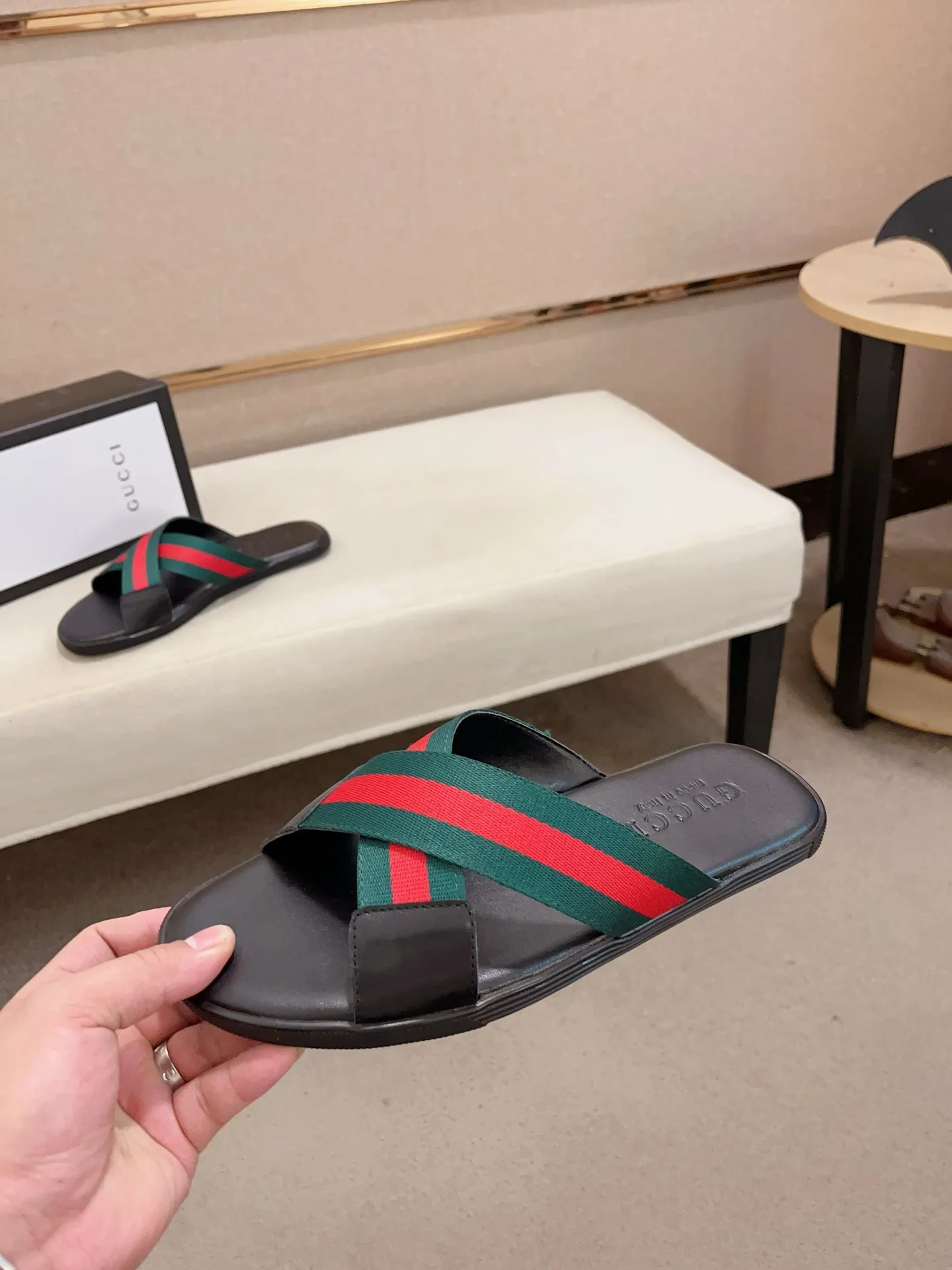 Men's shoes 💰: 240💰 [gucci Gucci slippers] High-end men's shoes brand official website 1:1 latest masterpiece: original mold customization, the fabric is made of imported original materials, upgraded outsole, lighter and non-slip. The market's top quality, simple yet tasteful, a must-have for fashionistas, fashionable at your feet, full of confidence, the same style at the counter 👍The season of summer slippers is here. Code: 38-45